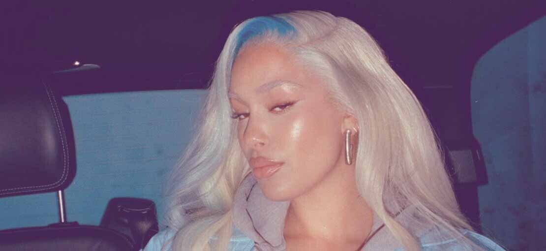 Obrázek k článku Tajemství medového hlasu Jorji Smith. Hvězdu festivalu Grape proslavily modré majáky