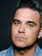 Náhledový obrázek k článku Robbie Williams se zlobí. Lidé ho nepoznávají ani ve výstředním obleku