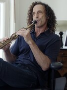 Náhledový obrázek k článku Saxofonista z výtahu i investor ve Starbucks. Příběh Kennyho G je kýč i dřina