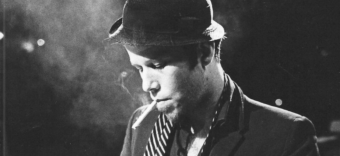 Obrázek k článku Pětasedmdesátník Tom Waits. Příběh začátků milovníka valčíků, který hodně pil a hodně zpíval