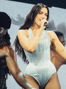 Náhledový obrázek k článku Další překvapení. Dua Lipa zazpívala duet přímo s Ewou Farnou. Hala šílela