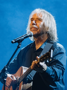 Náhledový obrázek k článku GLOSA: Jaromír Nohavica „rabem v říši srabů“. V klipu ukazuje i Cibulkovy seznamy